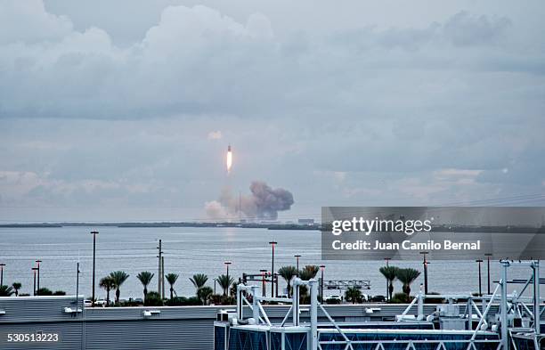 launch of spacecraft orion at cape canaveral - orion spacecraft stock pictures, royalty-free photos & images