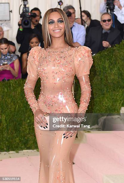 Beyonce arrives for the "Manus x Machina: Fashion In An Age Of Technology" Costume Institute Gala at Metropolitan Museum of Art on May 2, 2016 in New...