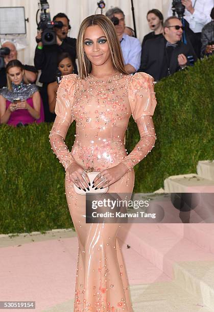 Beyonce arrives for the "Manus x Machina: Fashion In An Age Of Technology" Costume Institute Gala at Metropolitan Museum of Art on May 2, 2016 in New...