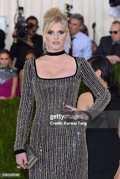 Lara Stone arrives for the "Manus x Machina: Fashion In An Age Of Technology" Costume Institute Gala at Metropolitan Museum of Art on May 2, 2016 in...