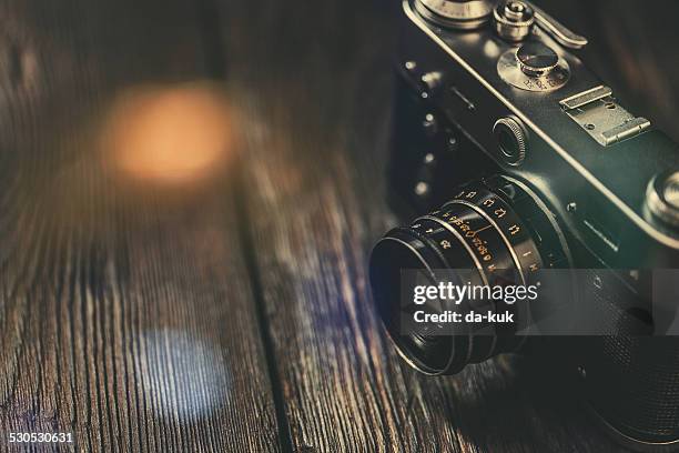 vintage foto câmera na velha mesa de madeira - maquina fotografica antiga imagens e fotografias de stock