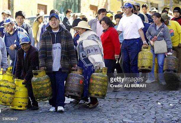 People queue in hope of buying gas, as its disribution resumes, 11 June 2005 in La Paz, after weeks of shortage due to a three-week uprising by...