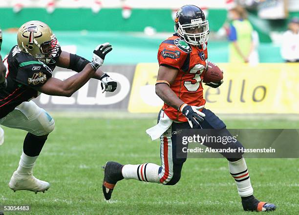 Jarrett Payton of Amsterdam in action against Daryl Dixon of Berlin during the Yello Strom World Bowl XIII between the Berlin Thunder and the...