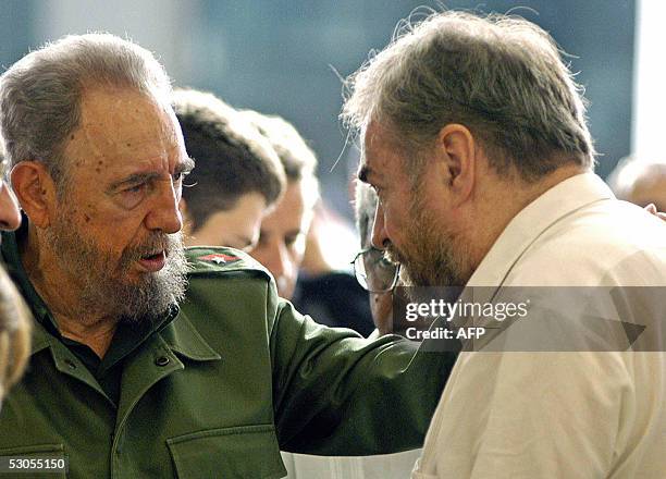 El presidente cubano Fidel Castro conversa con el escritor argentino Miguel Bonasso , el 11de junio de 2005, en el Museo de Bellas Artes de La...