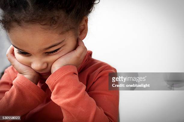 unhappy child (4-5)  with her head in hands - puckering 個照片及圖片檔