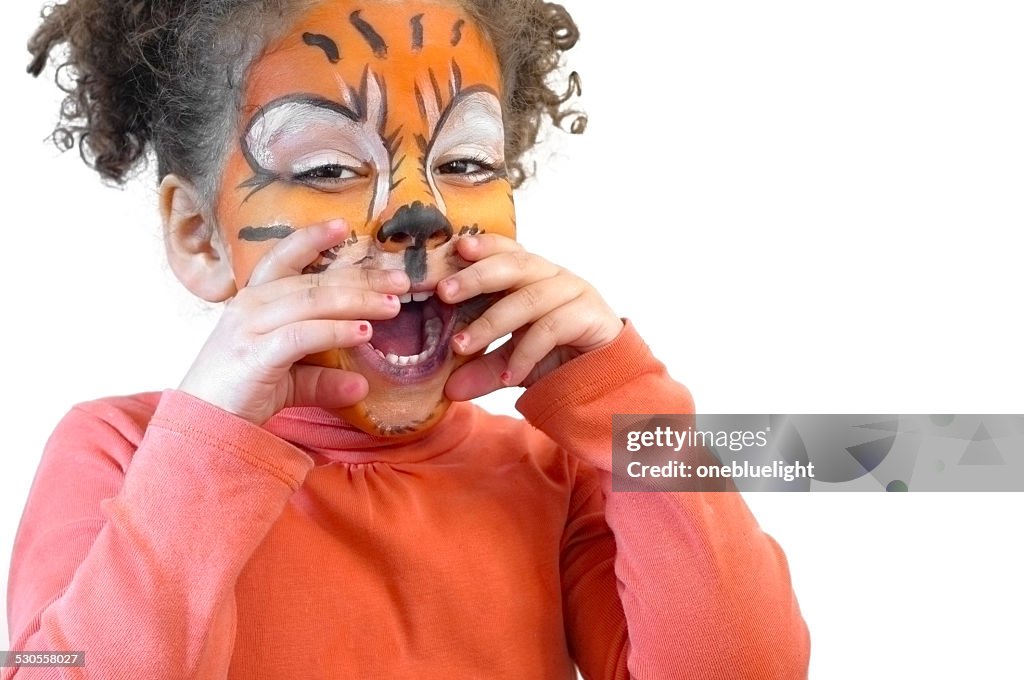 Glückliches Kind (3-4) mit Tiger Face Paint