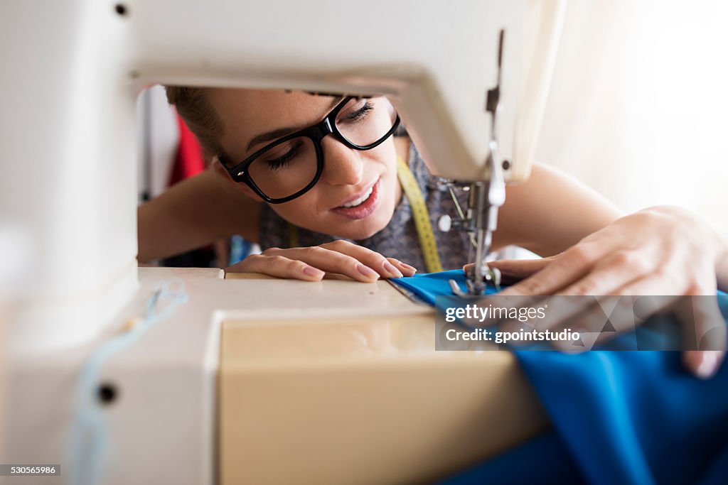 Junge Schneider arbeiten mit Nähmaschine