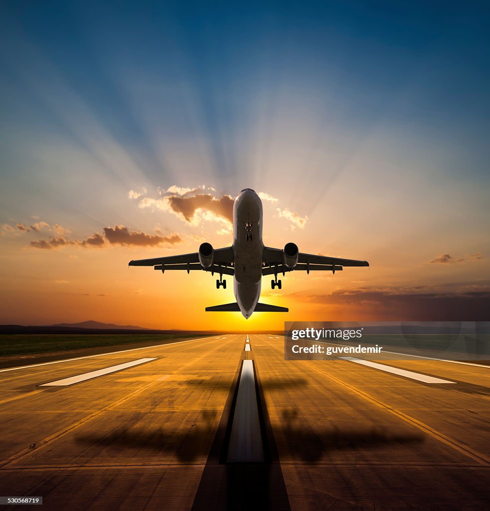 Passagier-Flugzeug abheben bei Sonnenuntergang