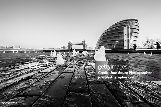 more london water fountains - joas souza stock pictures, royalty-free photos & images