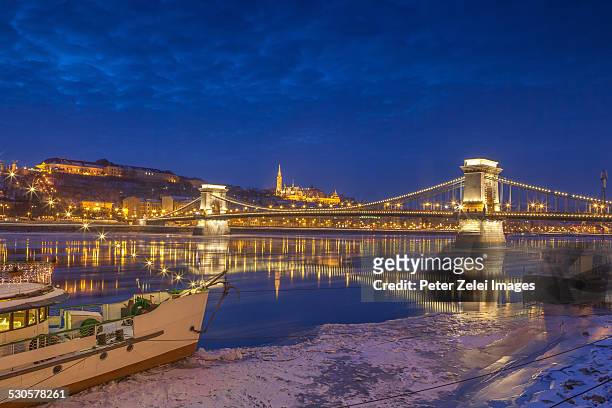 the chain bridge by night in budapest - budapest nightlife stock pictures, royalty-free photos & images