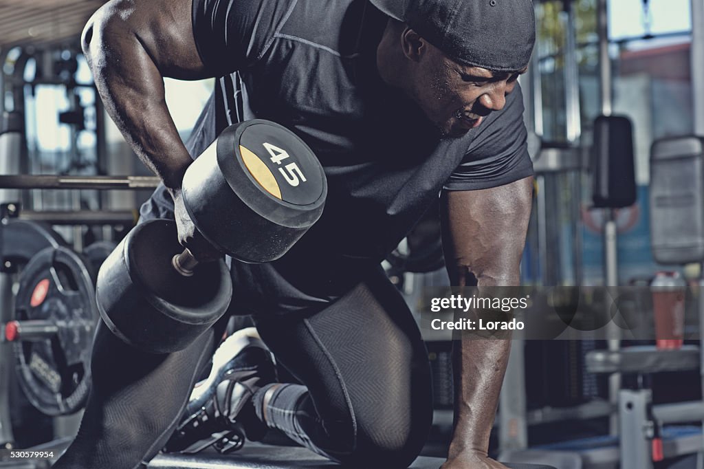 Un Homme Noir Soulevant Des Haltères Dans Une Salle De Gym Photo - Getty  Images