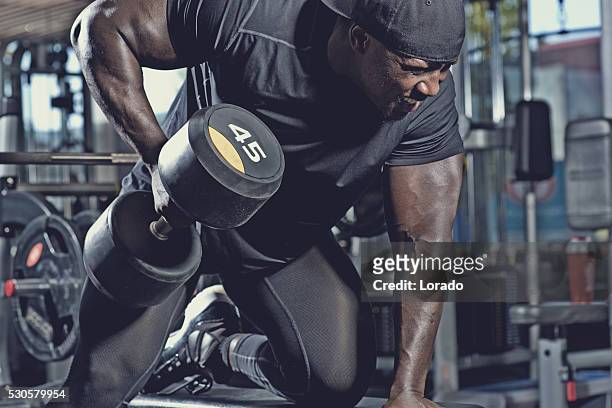 black male lifting dumbbells at a gym - black male bodybuilders 個照片及圖片檔