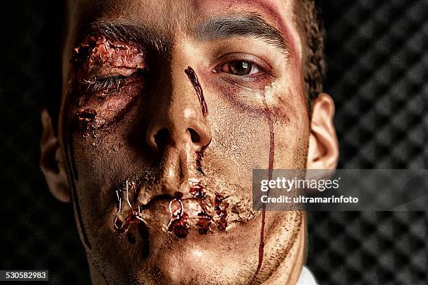 maquiagem de palco espancado cara hdr retrato jovem ultimate fighter - sports head injuries imagens e fotografias de stock