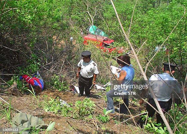 Agentes de la Policia Nacional Civil observan el cadaver de Roberto Aragon, defensa de la seleccion de futbol de Guatemala, que murio el 12 de junio...