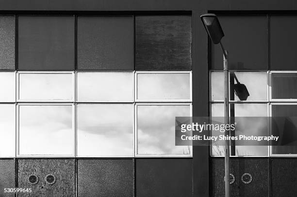 office block windows reflecting clouds - lucy shires - fotografias e filmes do acervo