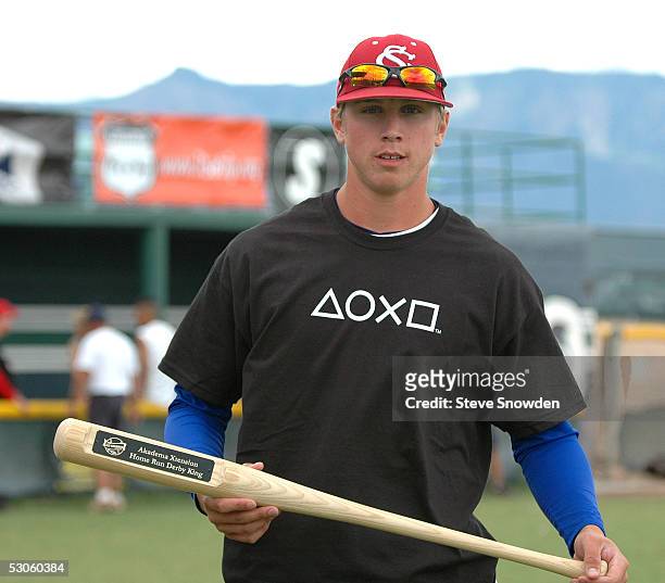 Akadema Xtension Homerun Hitting Contest winner Justin Smoak poses with his award bat following the competition at Rio Rancho High School on June 12,...
