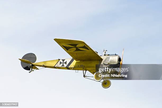 fokker eindecker iii wwi airplane in yellow paint scheme - wwi plane 個照片及圖片檔