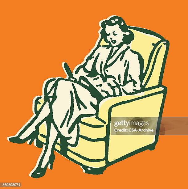 illustrations, cliparts, dessins animés et icônes de femme dans un fauteuil de lecture - fauteuil inclinable