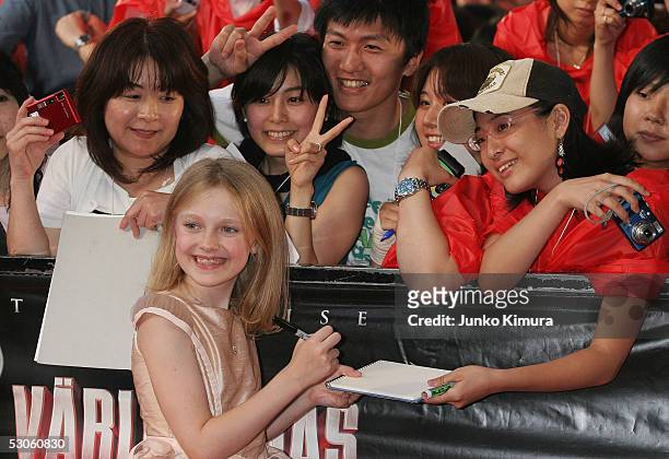 Actress Dakota Fanning arrives at the Japan Premiere of "War of the Worlds" on June 13, 2005 in Tokyo, Japan. The film will open on June 29...