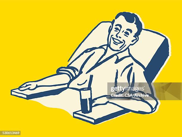 ilustraciones, imágenes clip art, dibujos animados e iconos de stock de hombre relajante en sillón con bebidas - sillón reclinable tipo de silla