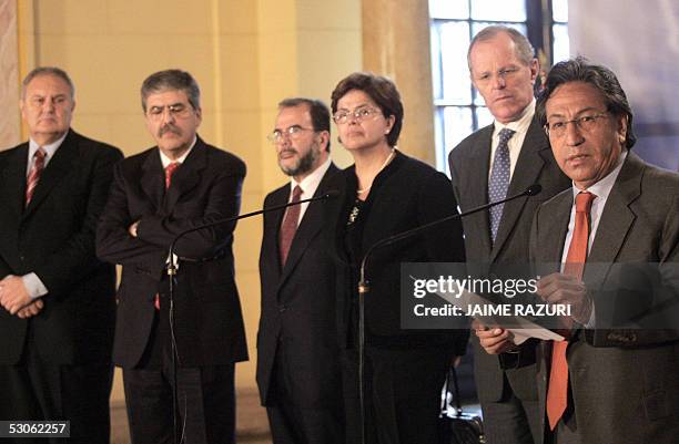 El presidente de Peru Alejandro Toledo dialoga con la prensa el 13 de junio de 2005 junto a los ministros : Jorge Lepra , Julio de Vido , Jorge...