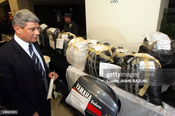 El ministro del Interior de Peru Felix Murazzo muestra poco mas de una tonelada de cocaina y pasta basica de cocaina el 13 de junio de 2005 en Lima....