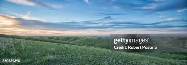 sunset sky over grasslands national park; saskatchewan, canada - saskatchewan prairie stock pictures, royalty-free photos & images