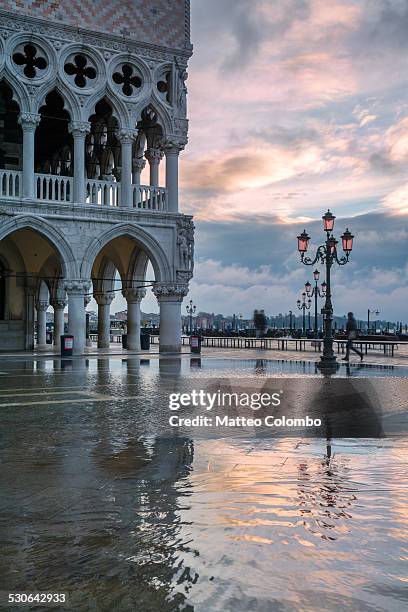 doges palace and square flooded with acqua alta - venice flooding stock pictures, royalty-free photos & images