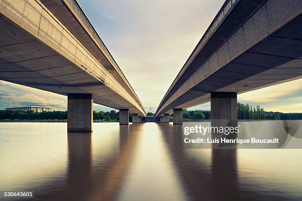 canberra & 2 bridges - canberra parliament house australia stock-fotos und bilder