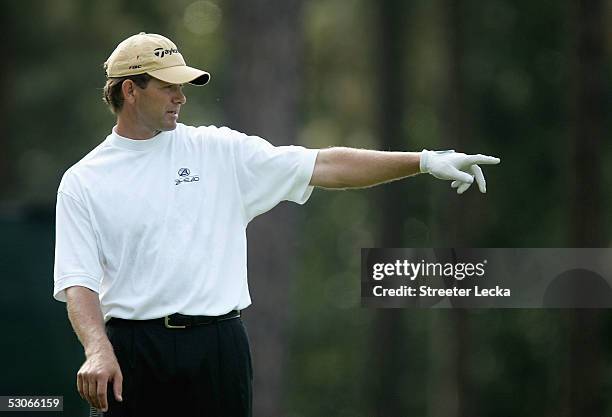 Defending champion Retief Goosen of South Africa points to the green during practice prior to the start of the U.S. Open at Pinehurst Resort June 14,...