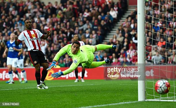 Joel Robles of Everton watches a shot from Wahbi Khazri of Sunderland go wide during the Barclays Premier League match between Sunderland and Everton...