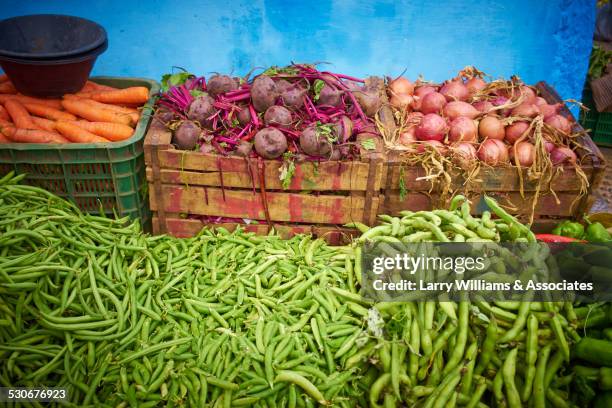 fresh produce for sale in market - sperzieboon stockfoto's en -beelden