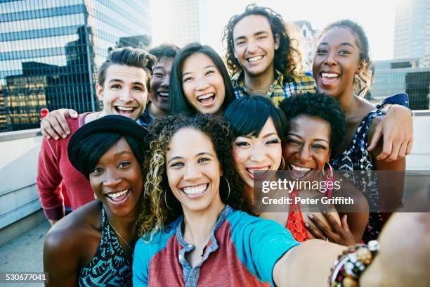 friends taking selfie on urban rooftop - multiculturalism 個照片及圖片檔