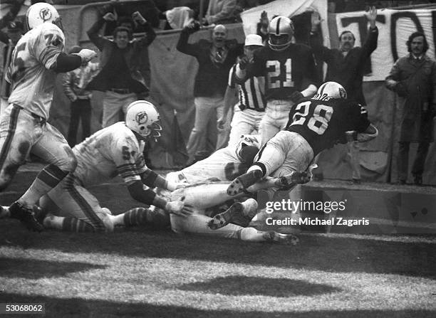 Clarence Davis of the Oakland Raiders scores the winning touchdown on a pass reception against the Miami Dolphins during the 1974 AFC Divisional...