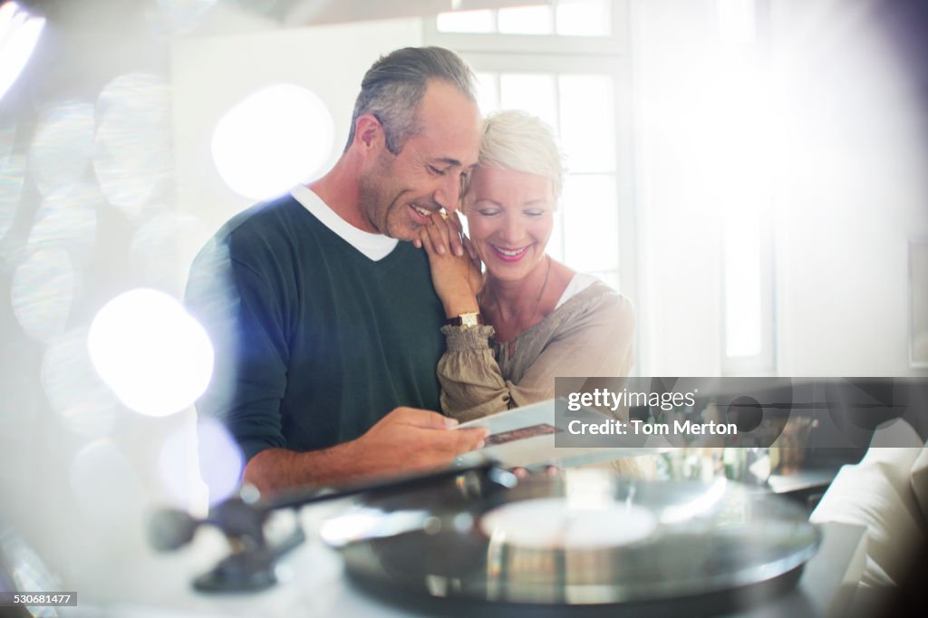 Pareja mayor escuchando discos de vinilo