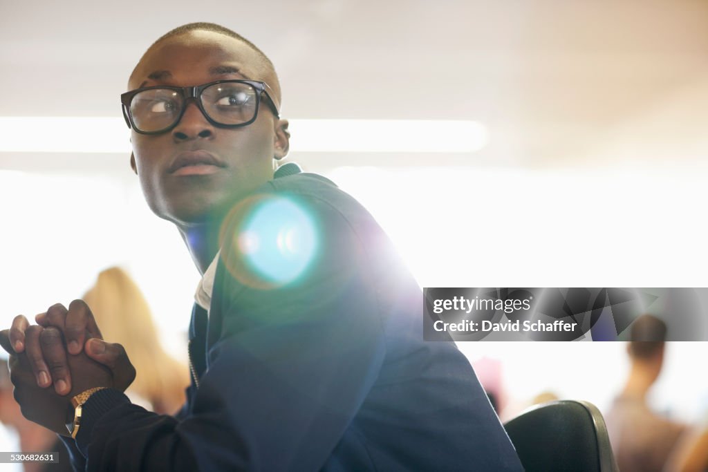 Universitätsstudent sitzt im Klassenzimmer