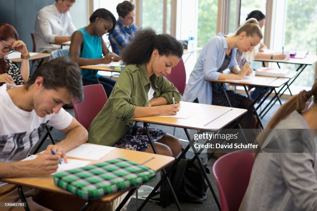 教室で試験を受ける大学生