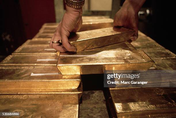 10 kg gold ingots - ingot stock pictures, royalty-free photos & images