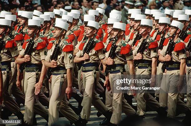 french foreign legion parade - legion etrangere stockfoto's en -beelden