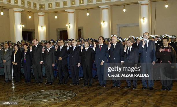 El grupo de ministros que conforman el gabinete del presidente de Bolivia Eduardo Rodriguez prestan juramento el 14 de junio de 2005 en un acto...