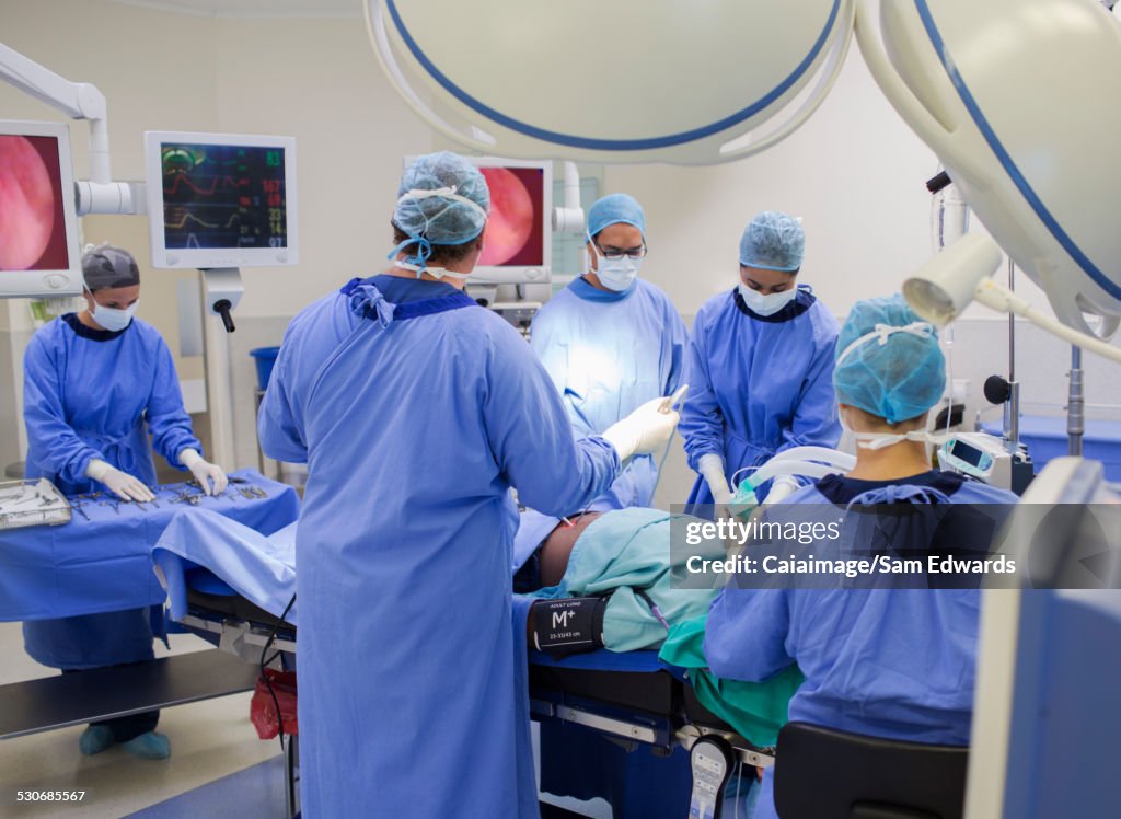 Team di medici che eseguono interventi chirurgici in sala operatoria