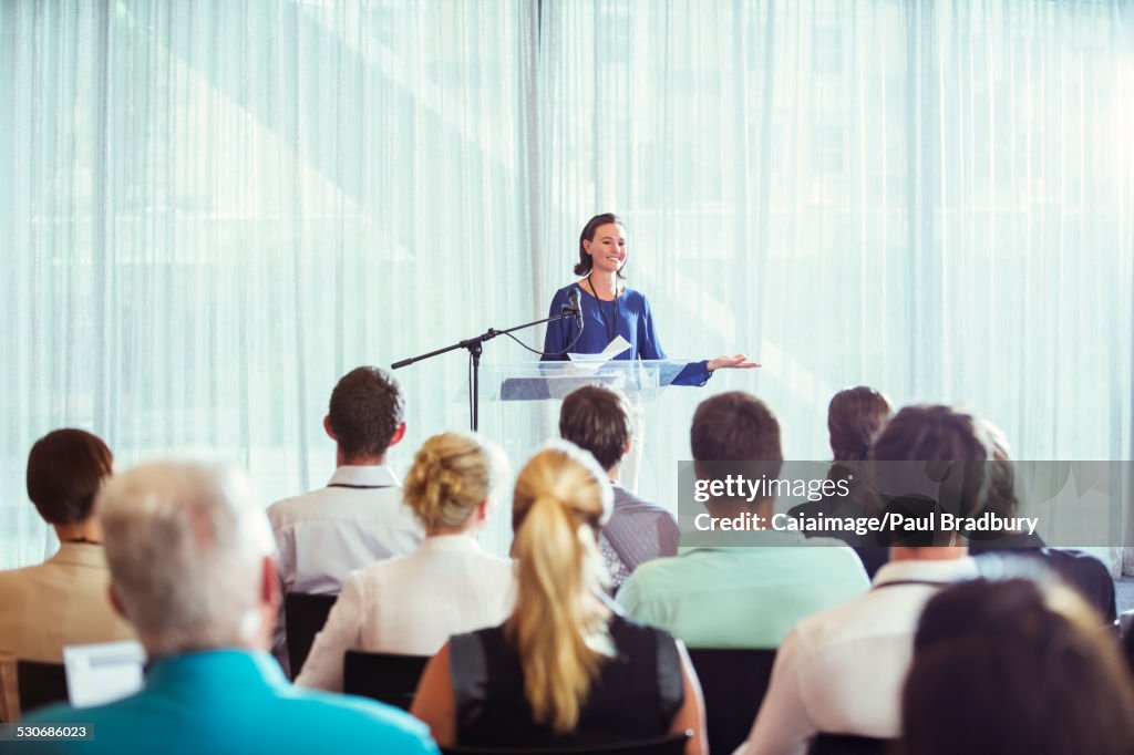 Junge Unternehmerin hält Vortrag im Konferenzraum