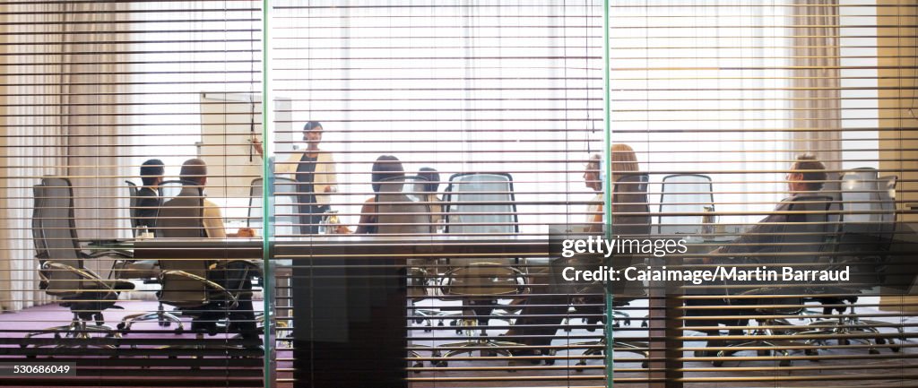 Gente de negocios viendo la presentación en la sala de conferencias