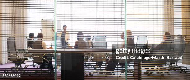 Gente de negocios viendo la presentación en la sala de conferencias
