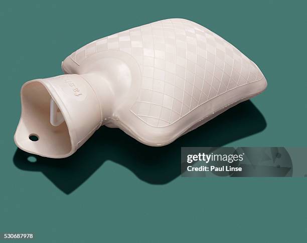 hot water bottle - wärmflasche stock-fotos und bilder