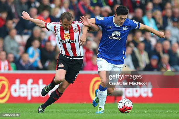 Lee Cattermole of Sunderland challenges Gareth Barry of Everton during the Barclays Premier League match between Sunderland and Everton at the...
