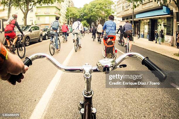 critical mass cycling event in lisbon - blick durch kameraobjektiv stock-fotos und bilder