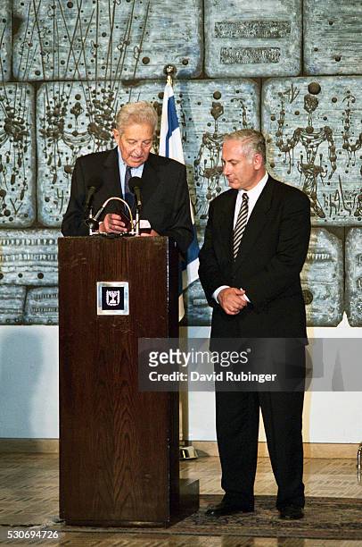 israeli president weizman and prime minister netanyahu - president podium stock pictures, royalty-free photos & images