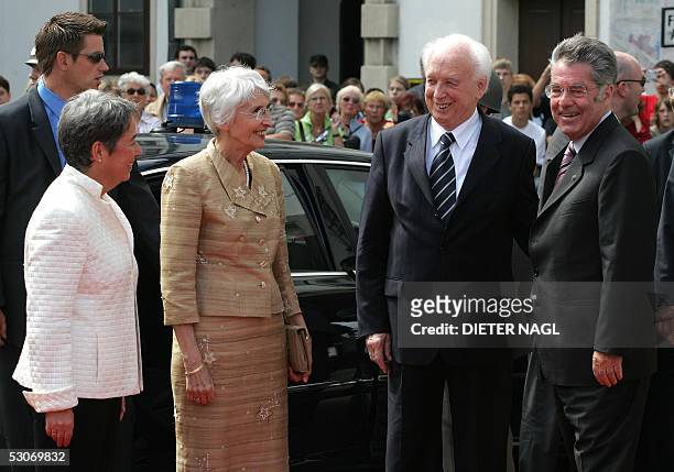 Austrian President Heinz Fischer and his wife Margit welcome Hungarian President Ferenc Madl and his wife Dalma as they arrive for a two day visit in...