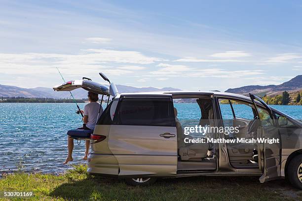 fishing on the shores from inside a car - lake dunstan stock-fotos und bilder